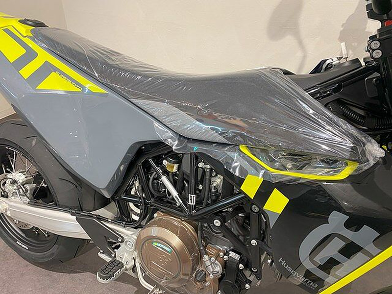 ハスクバーナ ハスクバーナ７０１ ＳＵＰＥＲＭＯＴＯ (1075325) | 中古バイク・新車の事ならバイクの窓口