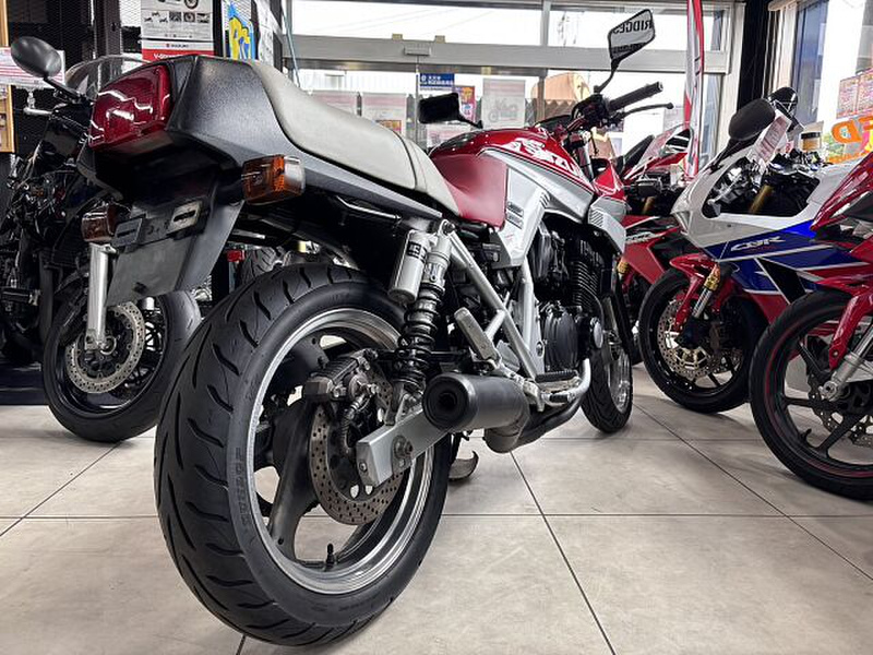 スーパーカタナ　42号 　A/S 赤 あなたはどっち派？ スズキ「KATANA」の特別色〈ブラック