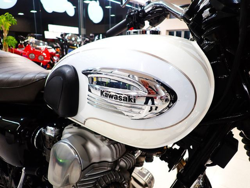 カワサキ W650 最終型A8F 社外スクリーン 純正エンジンガード他 カワサキ W650 最終型A8F 社外スクリーン 純正エンジンガード他