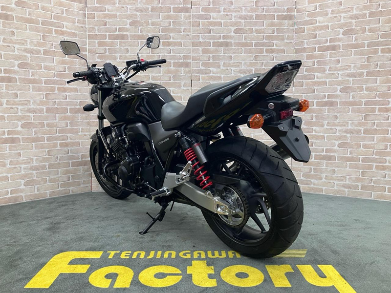 CB400SF 今週中取引なら安く致します。 緊急入電】 ええっ？！ 新型CB400SFがまさかのポロリ？ いいえ私は