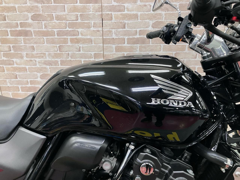 CB400SF 今週中取引なら安く致します。 緊急入電】 ええっ？！ 新型CB400SFがまさかのポロリ？ いいえ私は