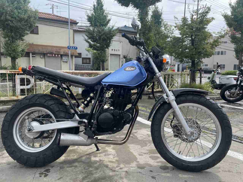 YAMAHA TW200-2 赤 スプリングキャンペーン 諸経費無し 消費者還元店 点検済み 当日渡し可 自賠責加入で乗れます 横浜 都筑 宮前 海外で現役の絶版車】ヤマハ「TW200」アメリカでは昭和な角目で販売