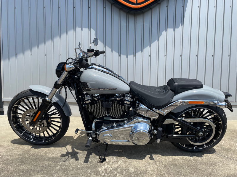 新古品【ハーレー】FXBR　タンク　#555 FXBR FXBRS タンク 黒 ハーレー 純正 新品 バイク 部品