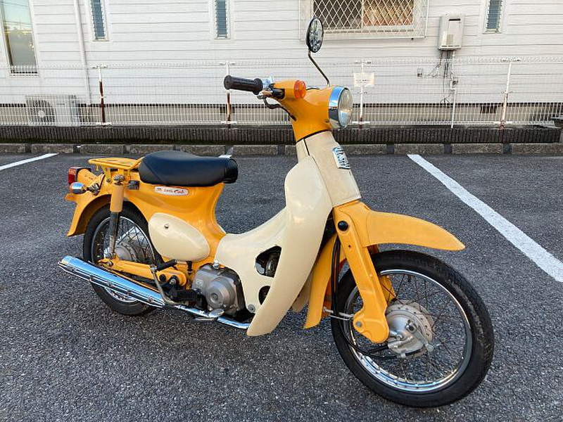 オレンジ色の丸っこい系100ccスクーター可愛い