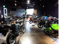 店舗２Fには人気のＮｉｎｊａ４００／２５０、ＶＥＲＳＹＳ－Ｘ２５０、ＥＳＴＲＥＬＬＡなど、４００ｃｃ以下の車輌も展示しています。